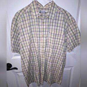 A Columbia men's short sleeve button-down shirt in a size XL.